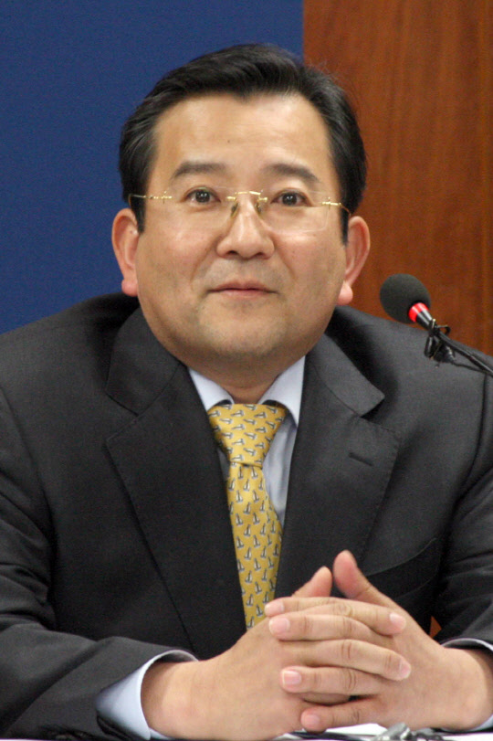 `특수강간 의혹` 김학의, 한밤중 출국하려다 제지